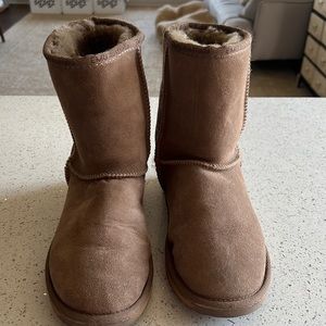 EMU Australia low stinger boot. Unworn. Beautiful!